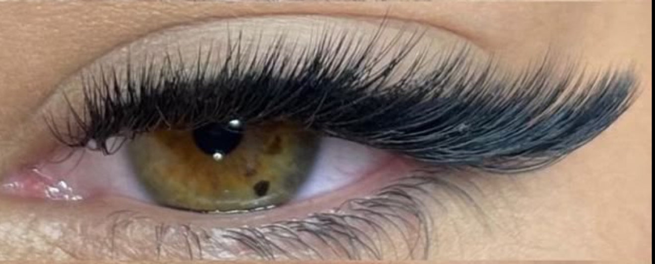 Wispy cat eye lashes