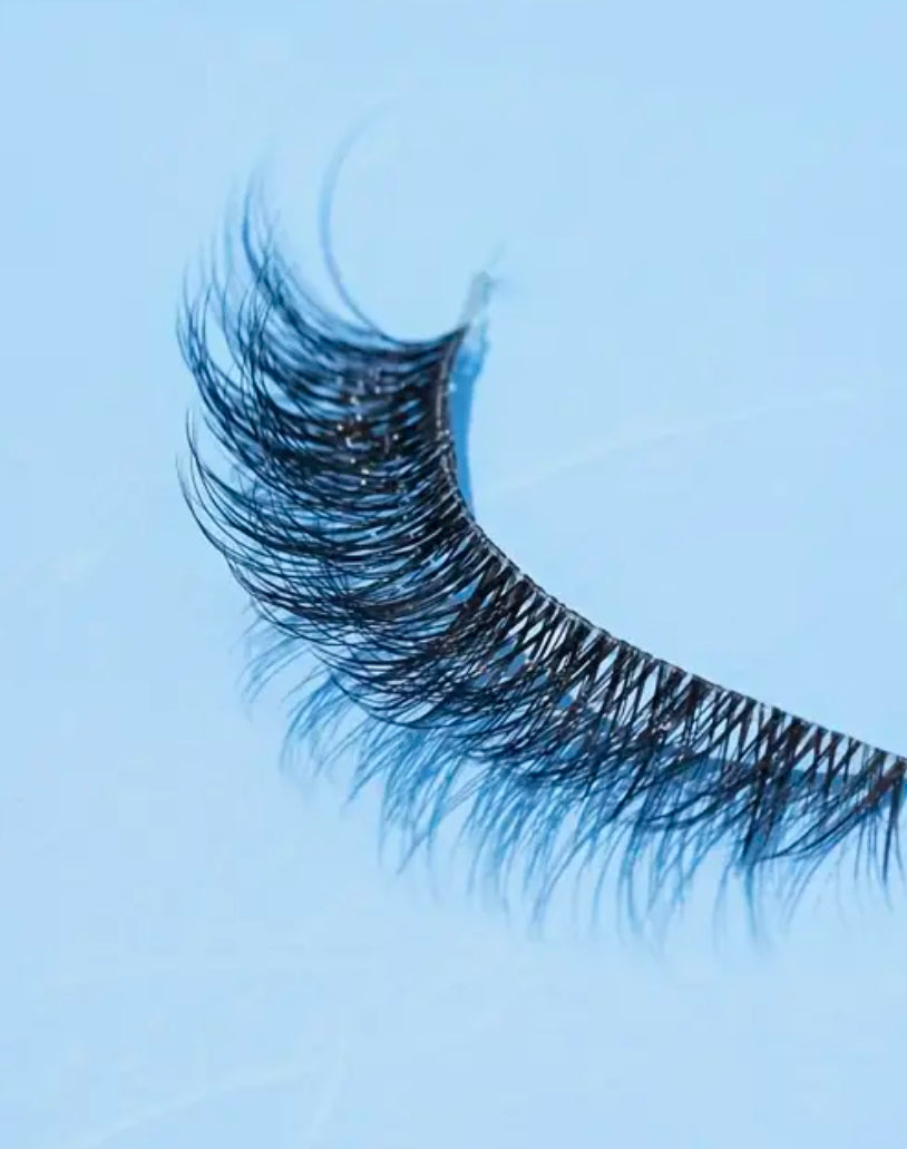 Dramatic fishtail lashes